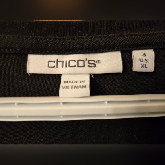 Chico's  XL (3) Black v-neck blouse with sheer floral sleeves with gold details - Picture 5 of 8